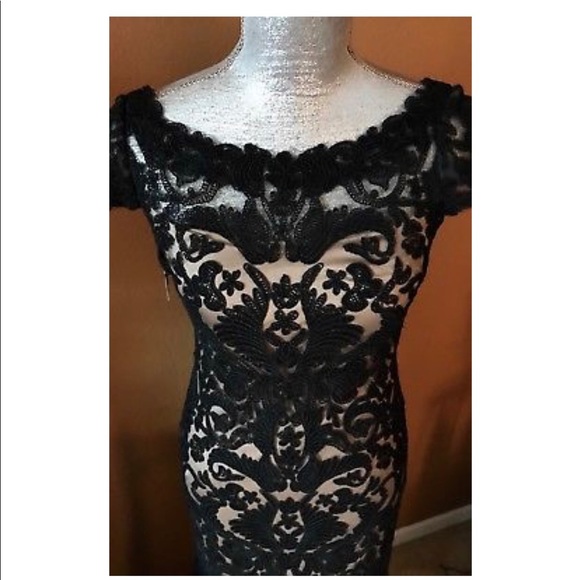 SOLD! Tadashi Shoji Lace Mermaid Gown - ChicEwe - Picture 6 of 6